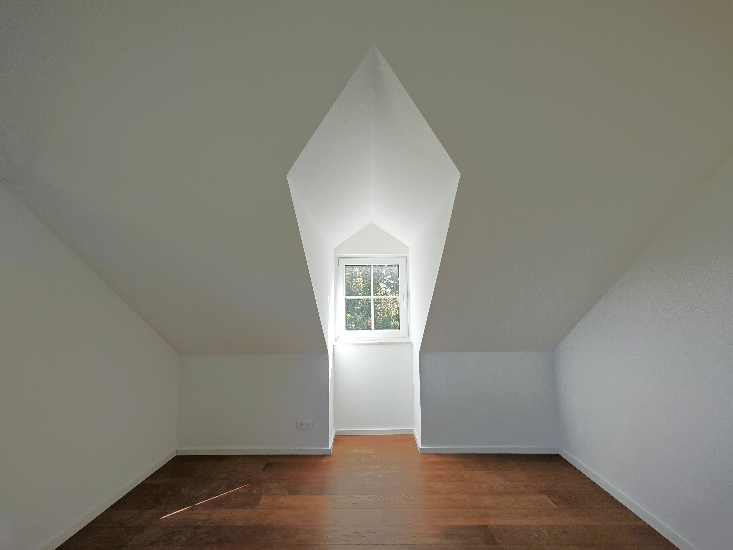 helles Schlafzimmer und Arbeitszimmer-Kaufen-Verkaufen-ETW-4-Zimmer-Dachgeschosswohnung-Immobilienmaklerin in Gröbenzell-Immobilie verkaufen in Gröbenzell & München-West-Barlecaj Immobilien