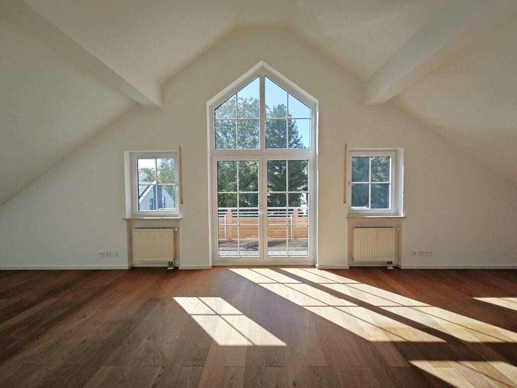 Helles Wohnzimmer-Kaufen-Verkaufen-ETW-4-Zimmer-Dachgeschosswohnung-Immobilienmaklerin in Gröbenzell-Immobilie verkaufen in Gröbenzell & München-West-Barlecaj Immobilien