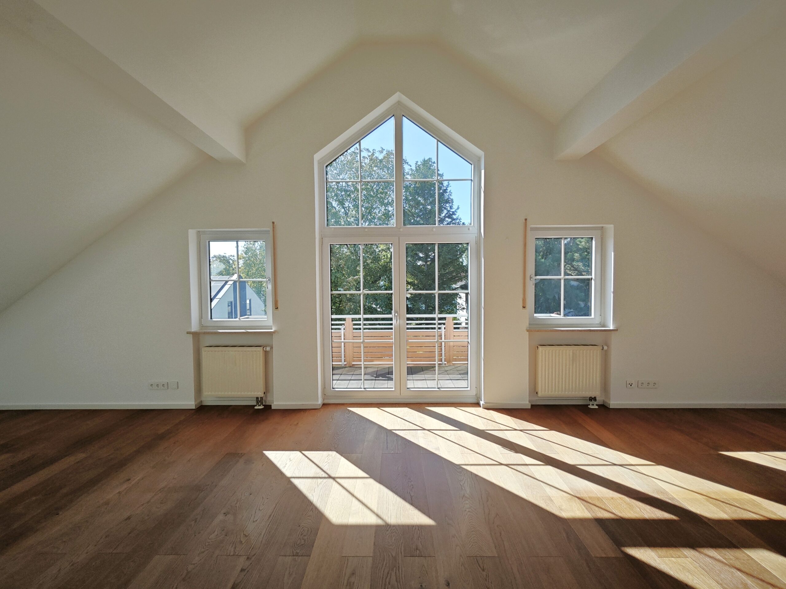 Helles Wohnzimmer-Kaufen-Verkaufen-ETW-4-Zimmer-Dachgeschosswohnung-Immobilienmaklerin in Gröbenzell-Immobilie verkaufen in Gröbenzell & München-West-Barlecaj Immobilien