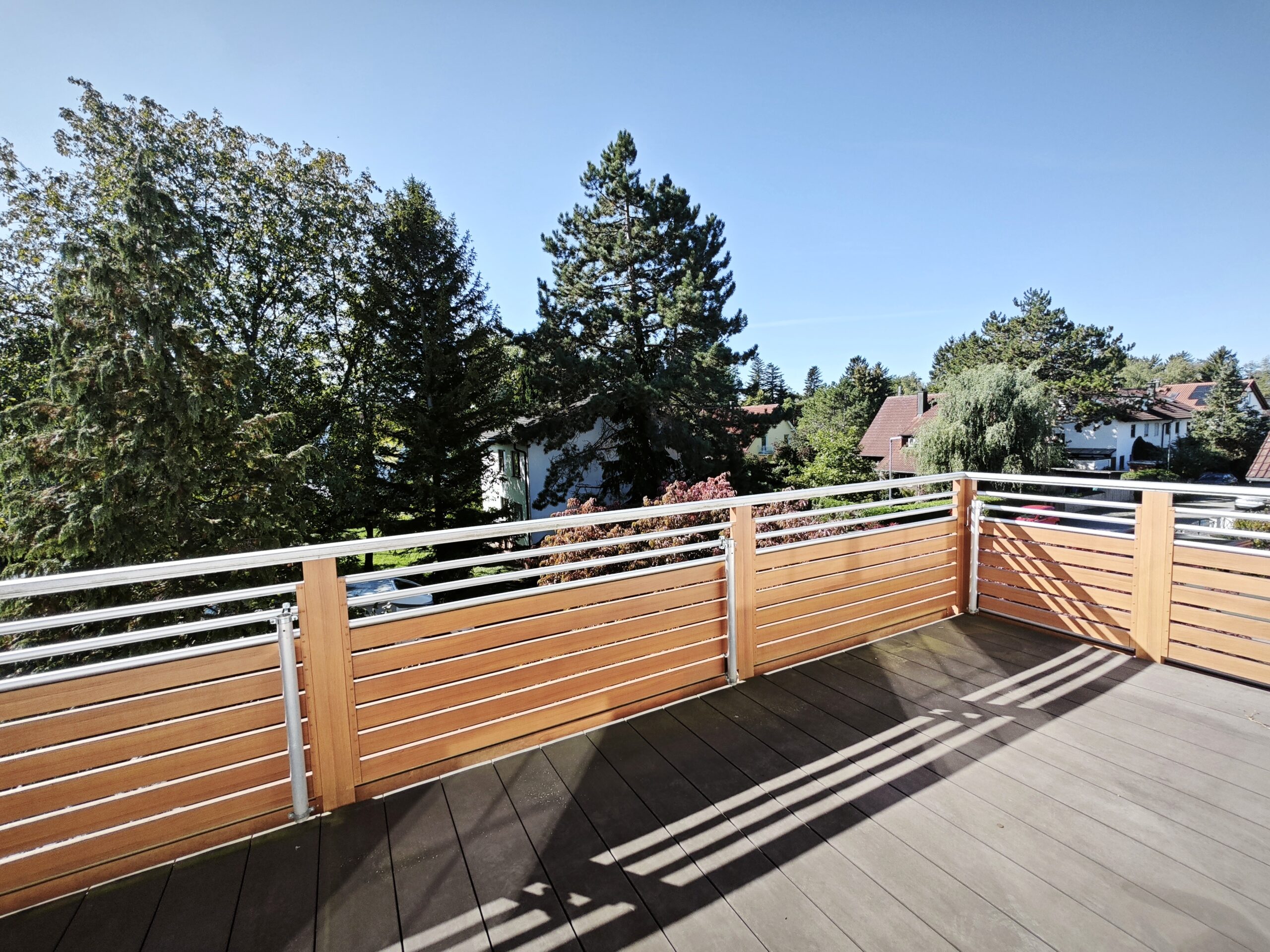 großer, heller und ruhiger Balkon-Kaufen-Verkaufen-ETW-4-Zimmer-Dachgeschosswohnung-Immobilienmaklerin in Gröbenzell-Immobilie verkaufen in Gröbenzell & München-West-Barlecaj Immobilien
