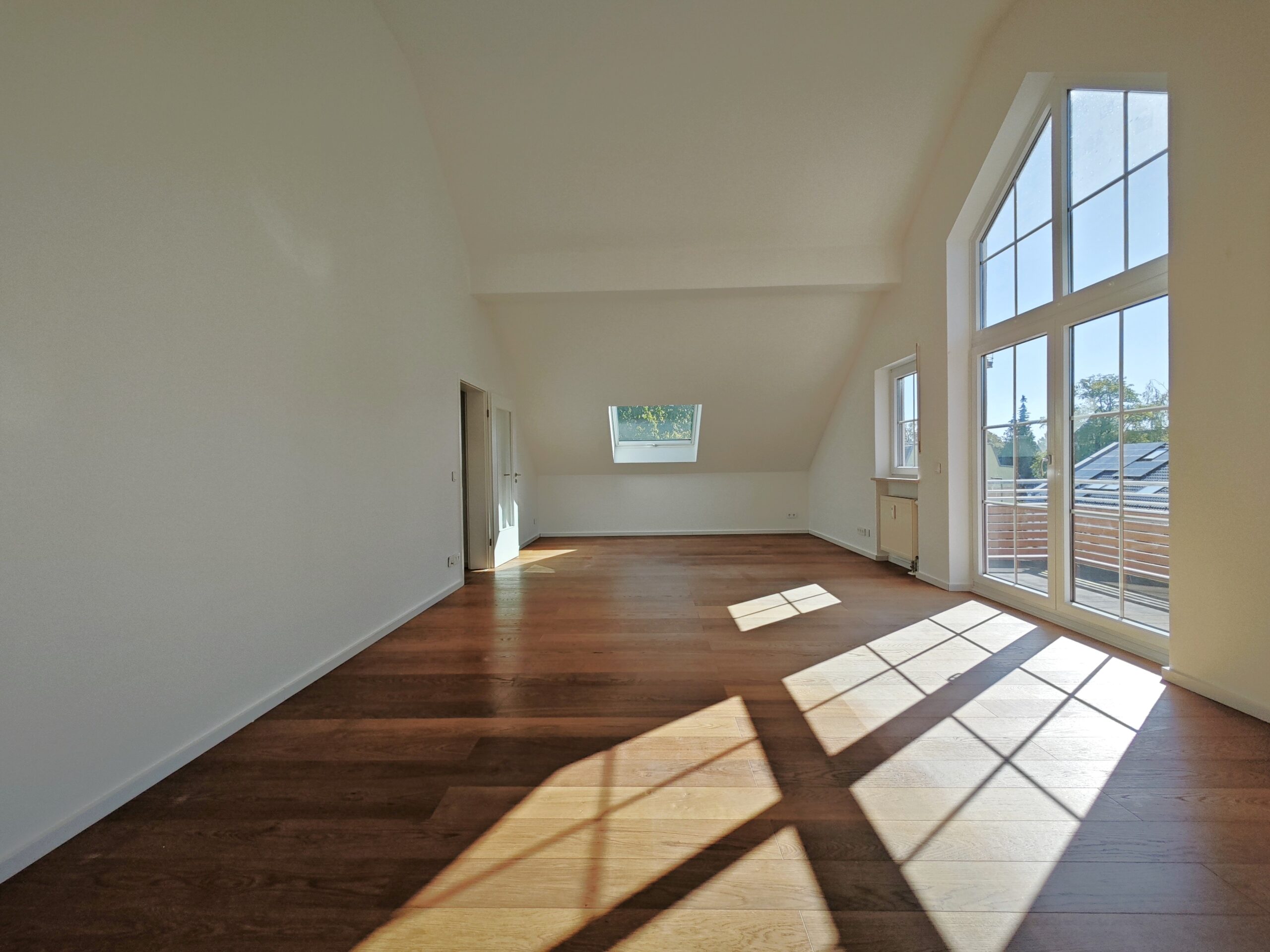 Lichtdurchfluteter Wohn-und Essbereich-Kaufen-Verkaufen-ETW-4-Zimmer-Dachgeschosswohnung-Immobilienmaklerin in Gröbenzell-Immobilie verkaufen in Gröbenzell & München-West-Barlecaj Immobilien