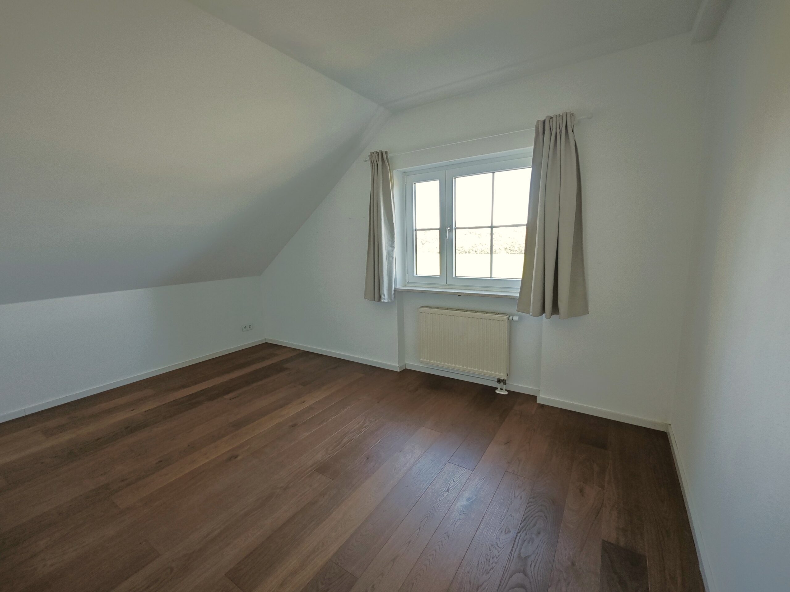 Ruhiges Schlafzimmer-Arbeitszimmer-Kaufen-Verkaufen-ETW-4-Zimmer-Dachgeschosswohnung-Immobilienmaklerin in Gröbenzell-Immobilie verkaufen in Gröbenzell & München-West-Barlecaj Immobilien