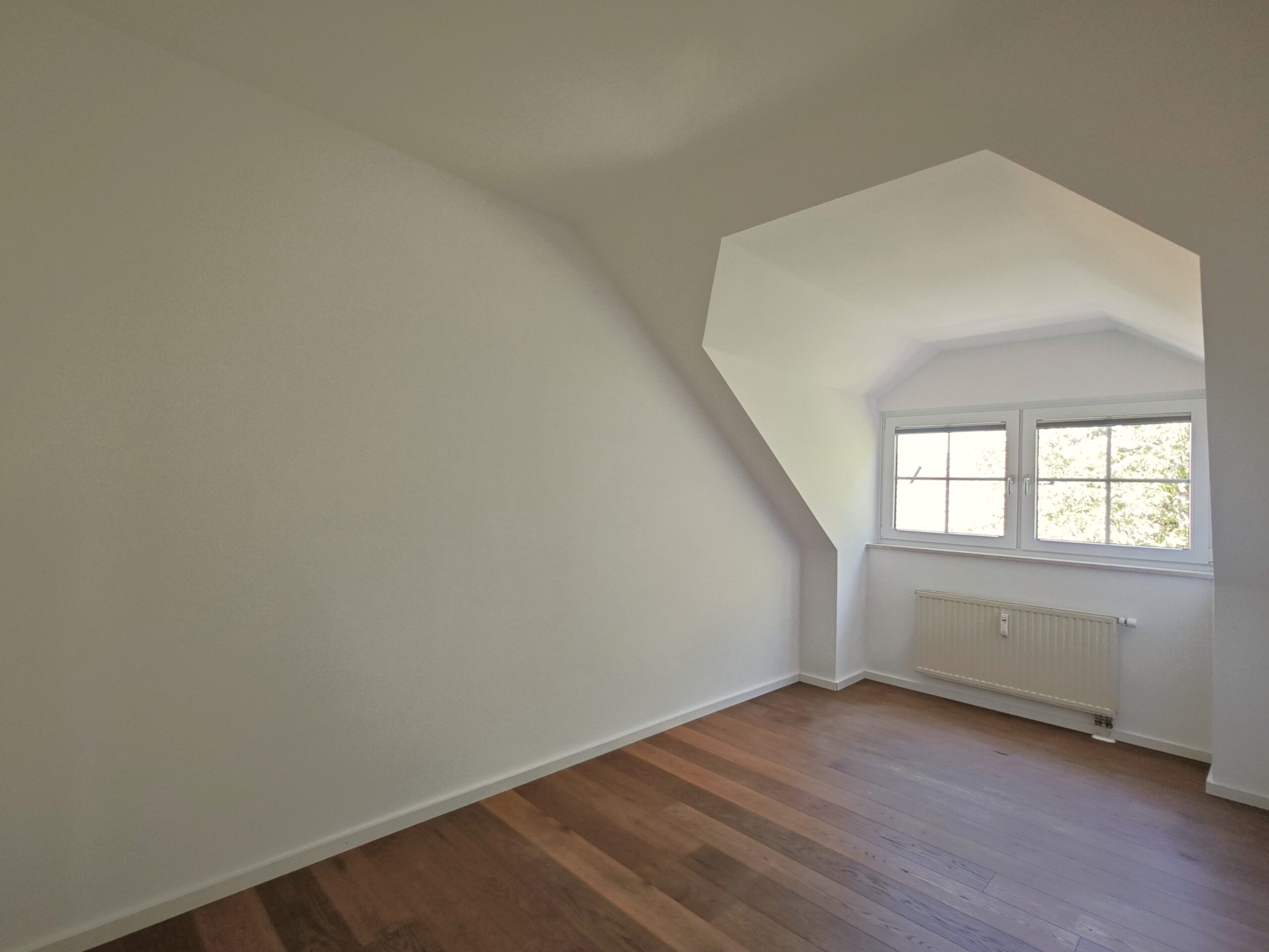 Schlafzimmer und Arbeitszimmer mit besonderer Architektur-Kaufen-Verkaufen-ETW-4-Zimmer-Dachgeschosswohnung-Immobilienmaklerin in Gröbenzell-Immobilie verkaufen in Gröbenzell & München-West-Barlecaj Immobilien