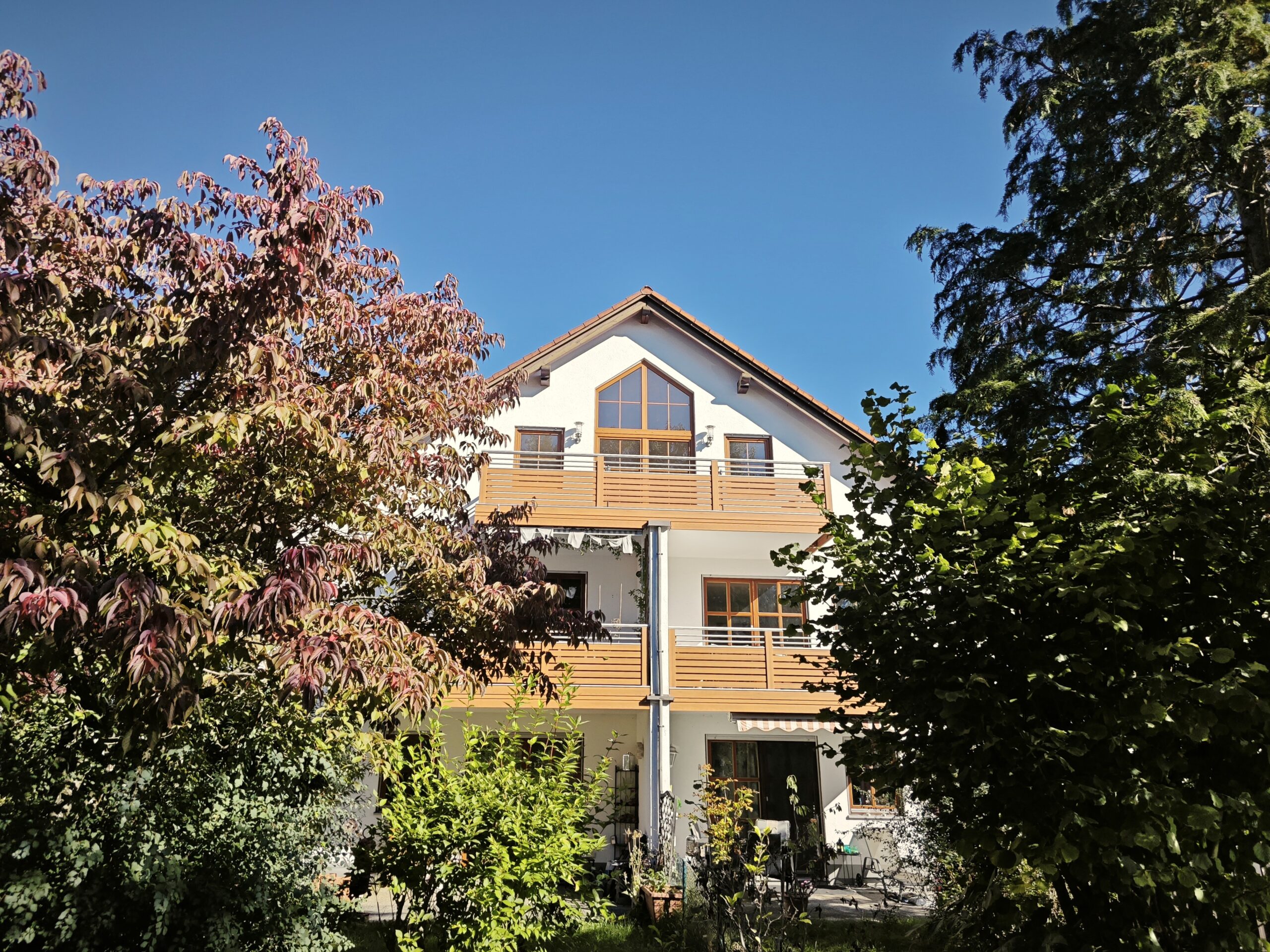 Außenansicht MFH mit nur 5 Wohneinheiten-Kaufen-Verkaufen-ETW-4-Zimmer-Dachgeschosswohnung-Immobilienmaklerin in Gröbenzell-Immobilie verkaufen in Gröbenzell & München-West-Barlecaj Immobilien