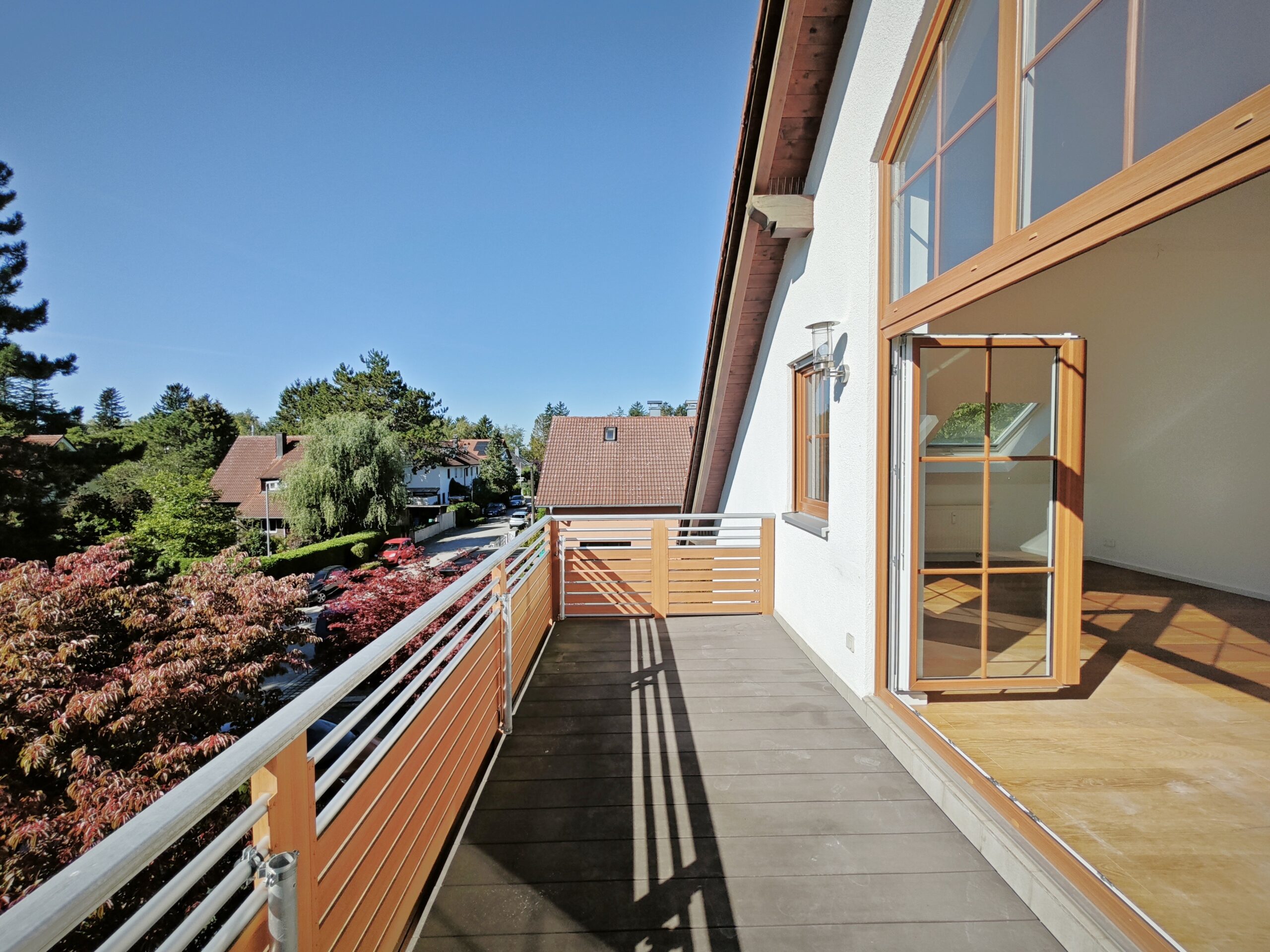 großer, heller und ruhiger Balkon mit Südausrichtung-Kaufen-Verkaufen-ETW-4-Zimmer-Dachgeschosswohnung-Immobilienmaklerin in Gröbenzell-Immobilie verkaufen in Gröbenzell & München-West-Barlecaj Immobilien