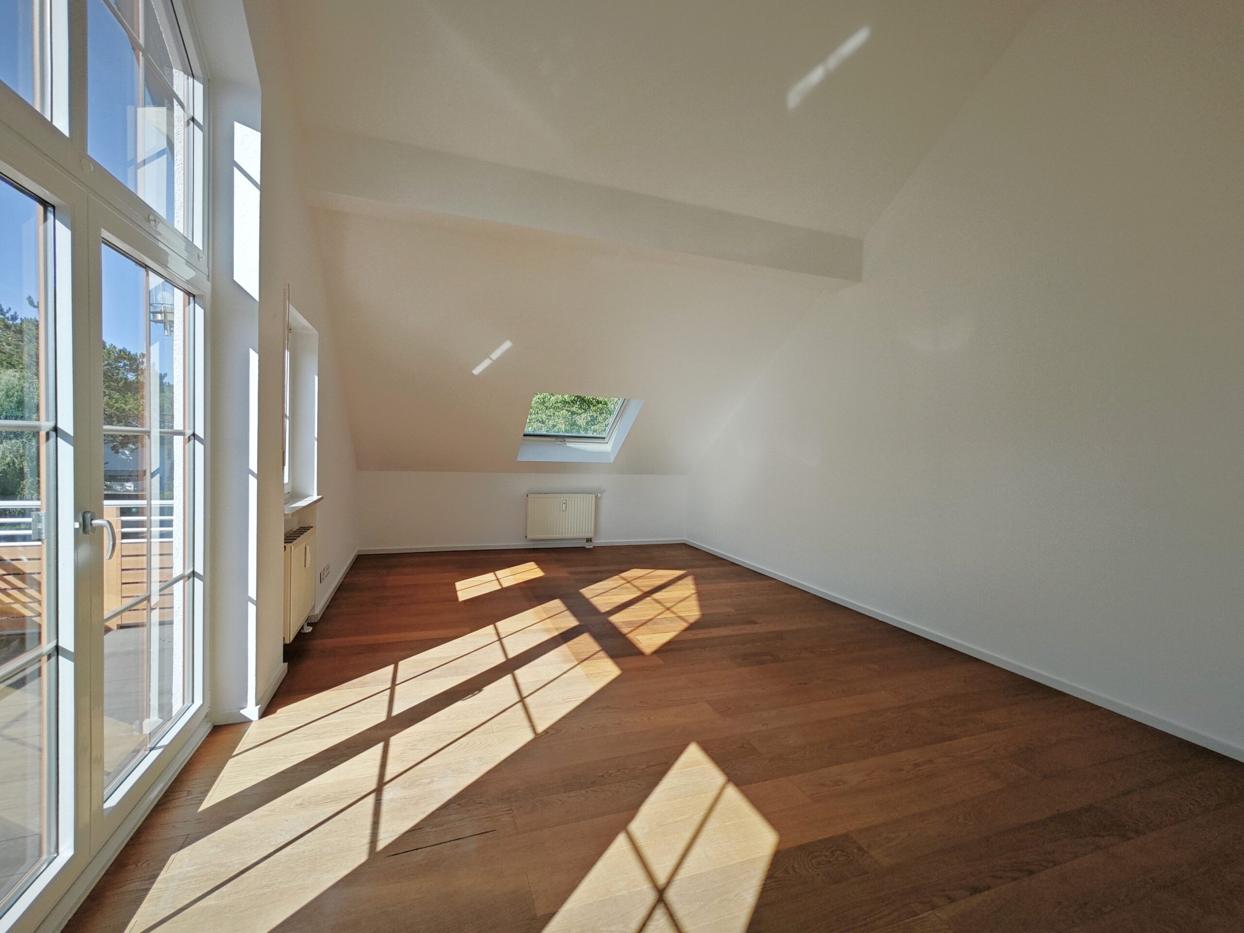 Sehr großer Wohnbereich-Kaufen-Verkaufen-ETW-4-Zimmer-Dachgeschosswohnung-Immobilienmaklerin in Gröbenzell-Immobilie verkaufen in Gröbenzell & München-West-Barlecaj Immobilien